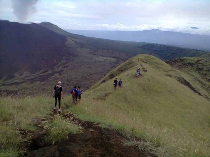 Trekking the rim of the Masaya volcano and visting indigenous communities along the way